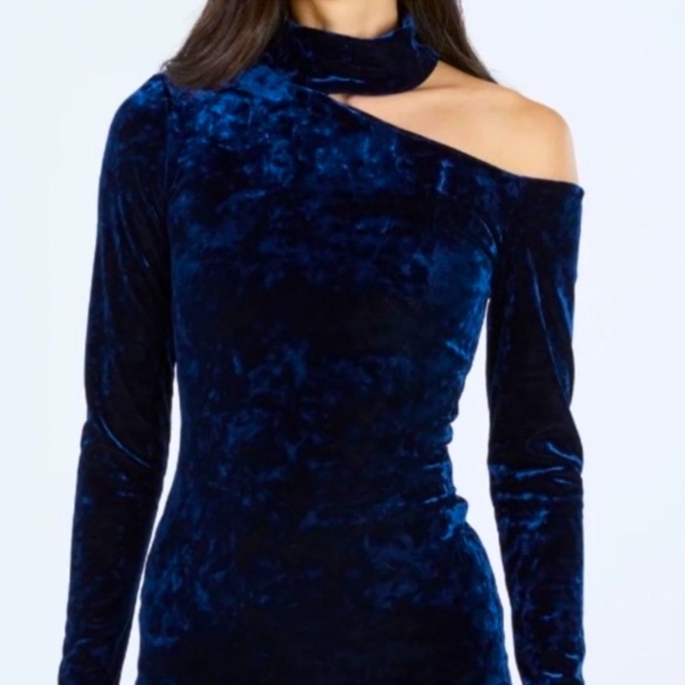 🔷 BCBG MaxAzria One-Shoulder Velvet Turtleneck in cobalt 🔷
